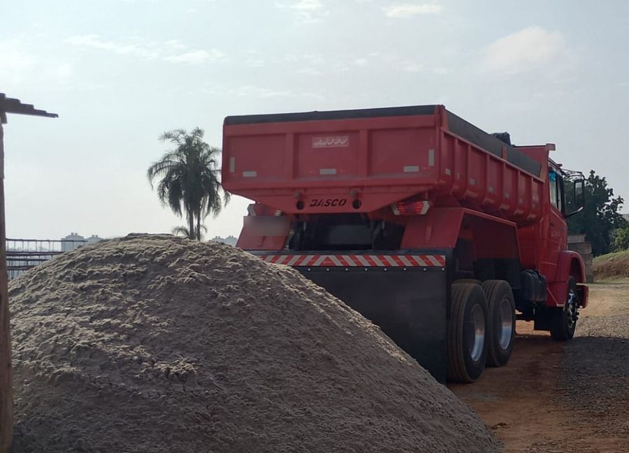Caminhão da Zugliano transportando agregados para obra