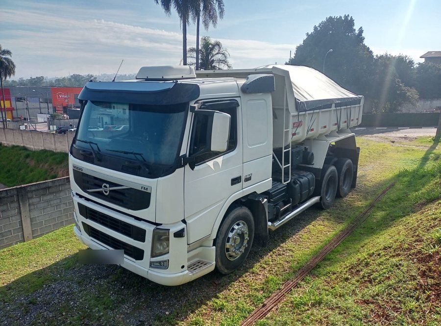 Caminhão Volvo FM da frota Zugliano estacionado pronto para saída