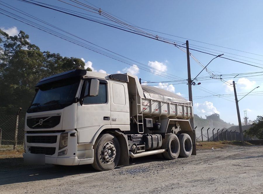 Caminhão Volvo FM da Zugliano carregado saindo da pedreira