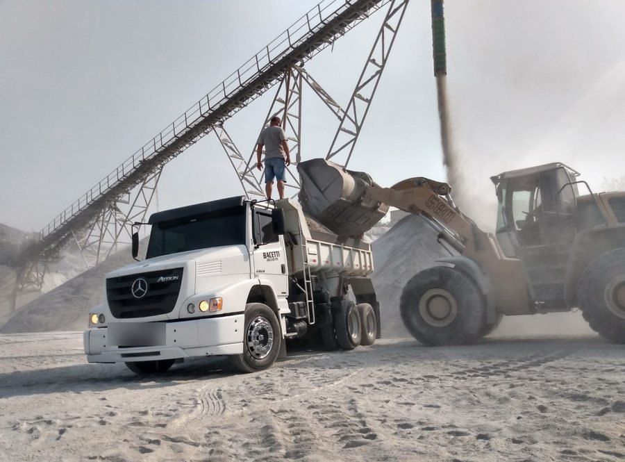 Caminhão Mercedes-Benz Atron da frota Zugliano sendo carregado na pedreira