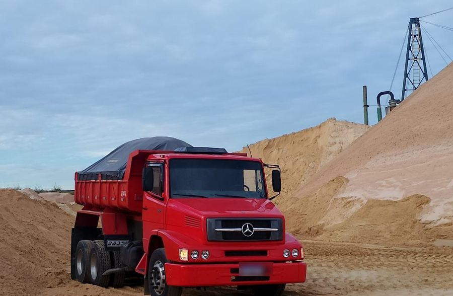 Caminhão carregado de areia da Zugliano Areia e Pedra